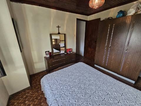 Moradia T4, em pedra, com terreno de 2.366 m² e Espigueiro datado de 1933 - Cerva, Ribeira de Pena