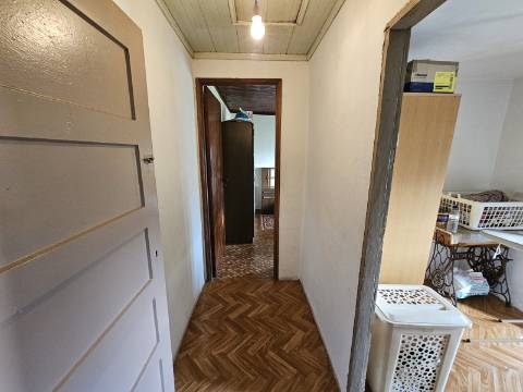 Moradia T4, em pedra, com terreno de 2.366 m² e Espigueiro datado de 1933 - Cerva, Ribeira de Pena