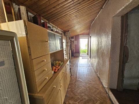 Moradia T4, em pedra, com terreno de 2.366 m² e Espigueiro datado de 1933 - Cerva, Ribeira de Pena