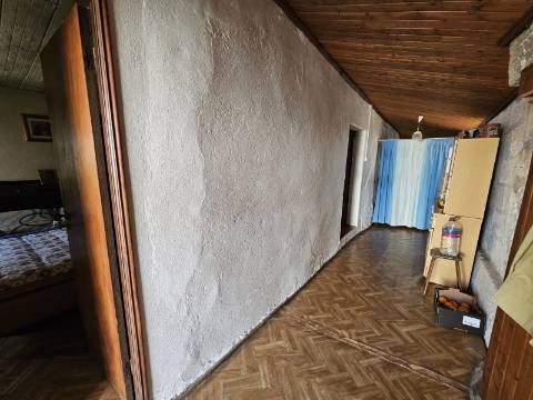 Moradia T4, em pedra, com terreno de 2.366 m² e Espigueiro datado de 1933 - Cerva, Ribeira de Pena