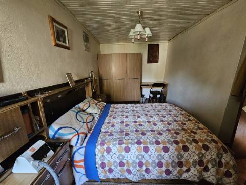 Moradia T4, em pedra, com terreno de 2.366 m² e Espigueiro datado de 1933 - Cerva, Ribeira de Pena