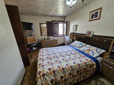 Moradia T4, em pedra, com terreno de 2.366 m² e Espigueiro datado de 1933 - Cerva, Ribeira de Pena