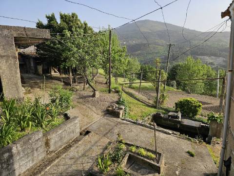 Moradia T4, em pedra, com terreno de 2.366 m² e Espigueiro datado de 1933 - Cerva, Ribeira de Pena