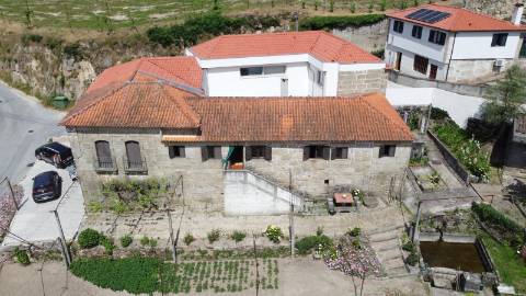 Moradia T4, em pedra, com terreno de 2.366 m² e Espigueiro datado de 1933 - Cerva, Ribeira de Pena