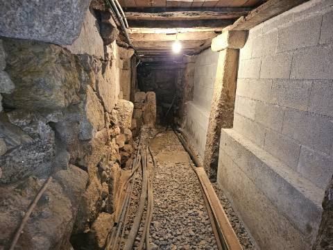 Moradia T4, em pedra, com terreno de 2.366 m² e Espigueiro datado de 1933 - Cerva, Ribeira de Pena