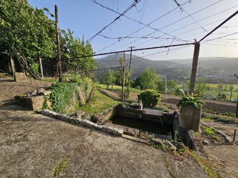 Moradia T4, em pedra, com terreno de 2.366 m² e Espigueiro datado de 1933 - Cerva, Ribeira de Pena