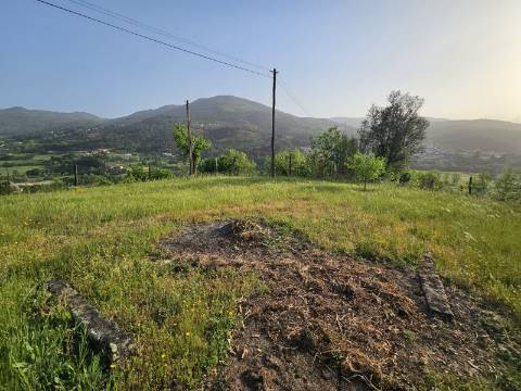 Moradia T4, em pedra, com terreno de 2.366 m² e Espigueiro datado de 1933 - Cerva, Ribeira de Pena