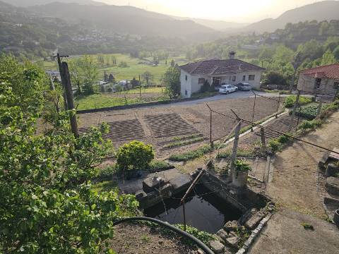 Moradia T4, em pedra, com terreno de 2.366 m² e Espigueiro datado de 1933 - Cerva, Ribeira de Pena