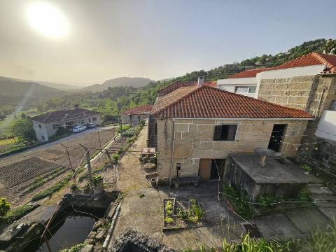 Moradia T4, em pedra, com terreno de 2.366 m² e Espigueiro datado de 1933 - Cerva, Ribeira de Pena
