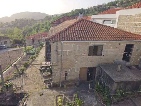 Moradia T4, em pedra, com terreno de 2.366 m² e Espigueiro datado de 1933 - Cerva, Ribeira de Pena