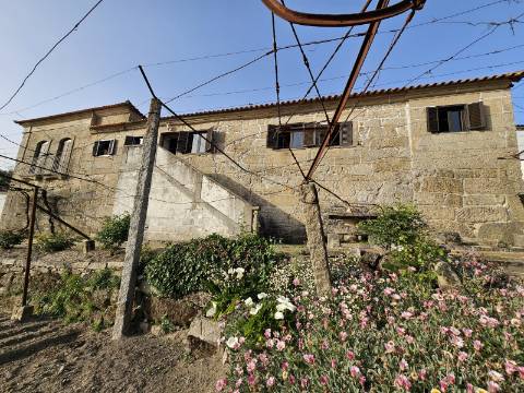 Moradia T4, em pedra, com terreno de 2.366 m² e Espigueiro datado de 1933 - Cerva, Ribeira de Pena