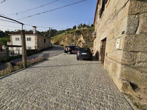 Moradia T4, em pedra, com terreno de 2.366 m² e Espigueiro datado de 1933 - Cerva, Ribeira de Pena