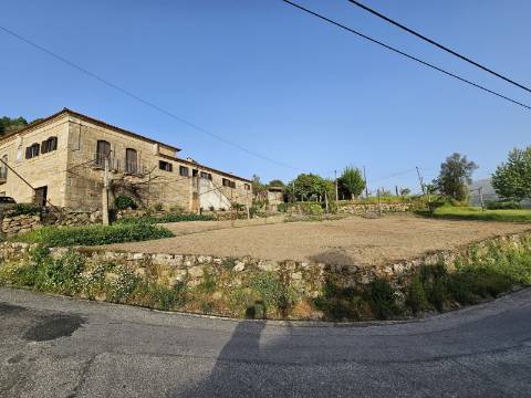 Moradia T4, em pedra, com terreno de 2.366 m² e Espigueiro datado de 1933 - Cerva, Ribeira de Pena