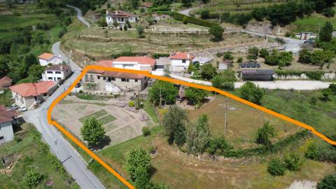 Moradia T4, em pedra, com terreno de 2.366 m² e Espigueiro datado de 1933 - Cerva, Ribeira de Pena