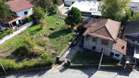 Moradia para restauro em Moreira de Cónegos