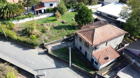 Moradia para restauro em Moreira de Cónegos