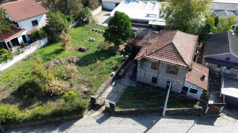 Moradia para restauro em Moreira de Cónegos