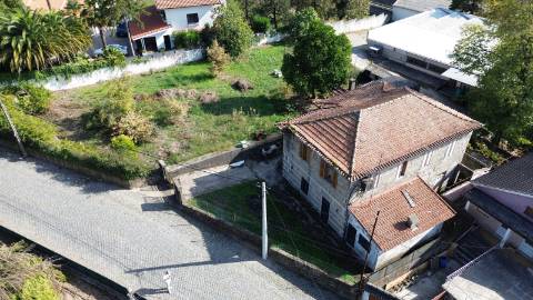 Moradia para restauro em Moreira de Cónegos