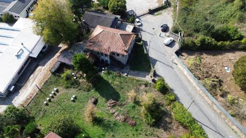 Moradia para restauro em Moreira de Cónegos