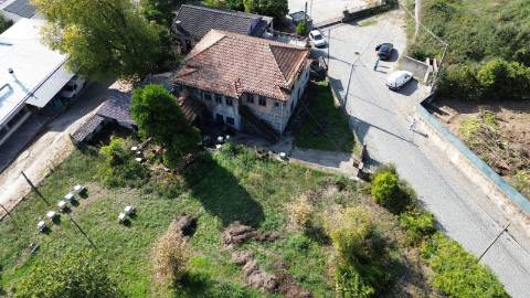 Moradia para restauro em Moreira de Cónegos