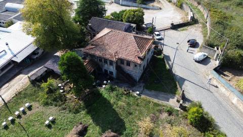 Moradia para restauro em Moreira de Cónegos