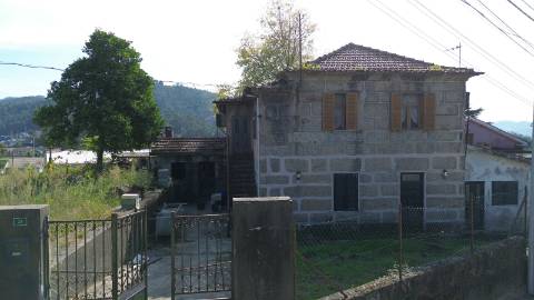 Moradia para restauro em Moreira de Cónegos