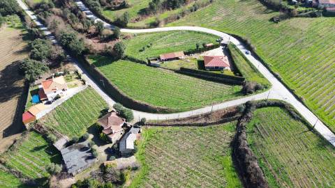 Terreno com potencial de construção em Atei