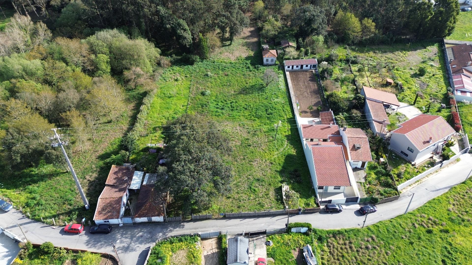 Terreno com 2.600 m² em Guetim