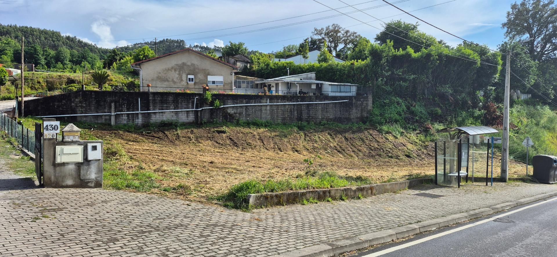 Terreno no lugar de Paradela, em Vilarinho, Santo Tirso.