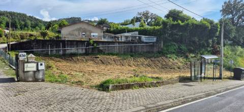Terreno no lugar de Paradela, em Vilarinho, Santo Tirso.