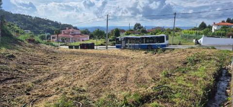 Terreno no lugar de Paradela, em Vilarinho, Santo Tirso.