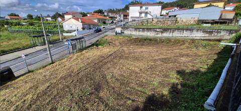 Terreno no lugar de Paradela, em Vilarinho, Santo Tirso.