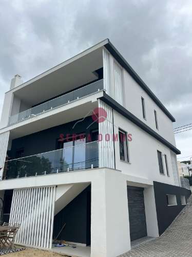 Moradia T4 Moderna com Piscina | 3 Andares | Espaço Versátil para Escritório ou Ginásio