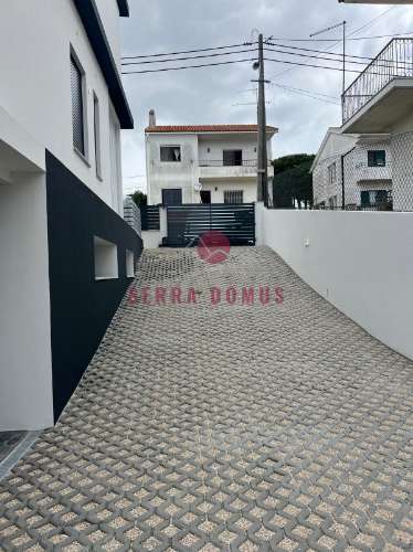 Moradia T4 Moderna com Piscina | 3 Andares | Espaço Versátil para Escritório ou Ginásio