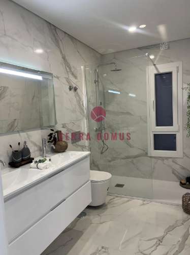 Moradia T4 Moderna com Piscina | 3 Andares | Espaço Versátil para Escritório ou Ginásio