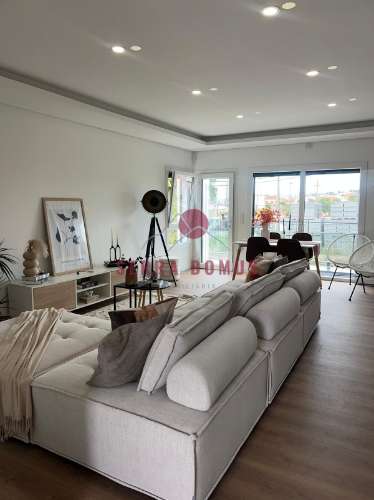 Moradia T4 Moderna com Piscina | 3 Andares | Espaço Versátil para Escritório ou Ginásio