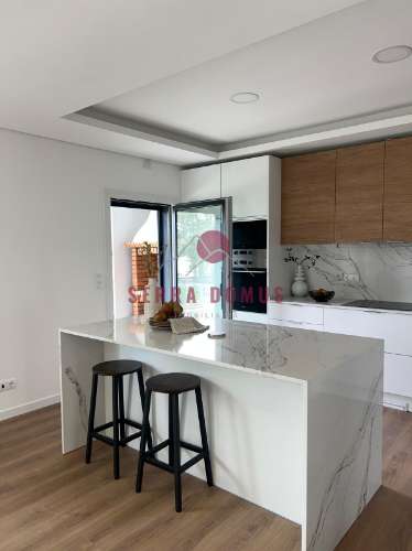 Moradia T4 Moderna com Piscina | 3 Andares | Espaço Versátil para Escritório ou Ginásio