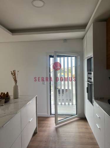 Moradia T4 Moderna com Piscina | 3 Andares | Espaço Versátil para Escritório ou Ginásio