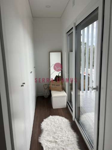 Moradia T4 Moderna com Piscina | 3 Andares | Espaço Versátil para Escritório ou Ginásio