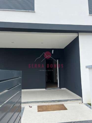 Moradia T4 Moderna com Piscina | 3 Andares | Espaço Versátil para Escritório ou Ginásio