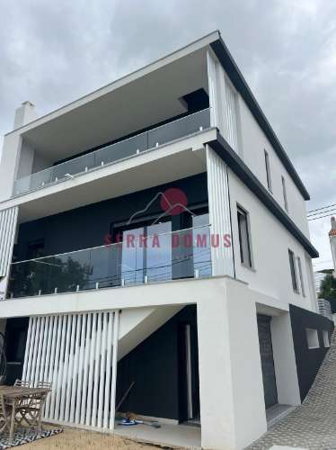 Moradia T4 Moderna com Piscina | 3 Andares | Espaço Versátil para Escritório ou Ginásio