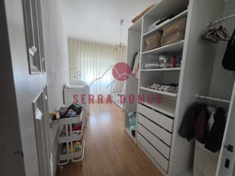 Apartamento T3 com 2 casas de banho em Casais de Mem Martins / Serra das Minas