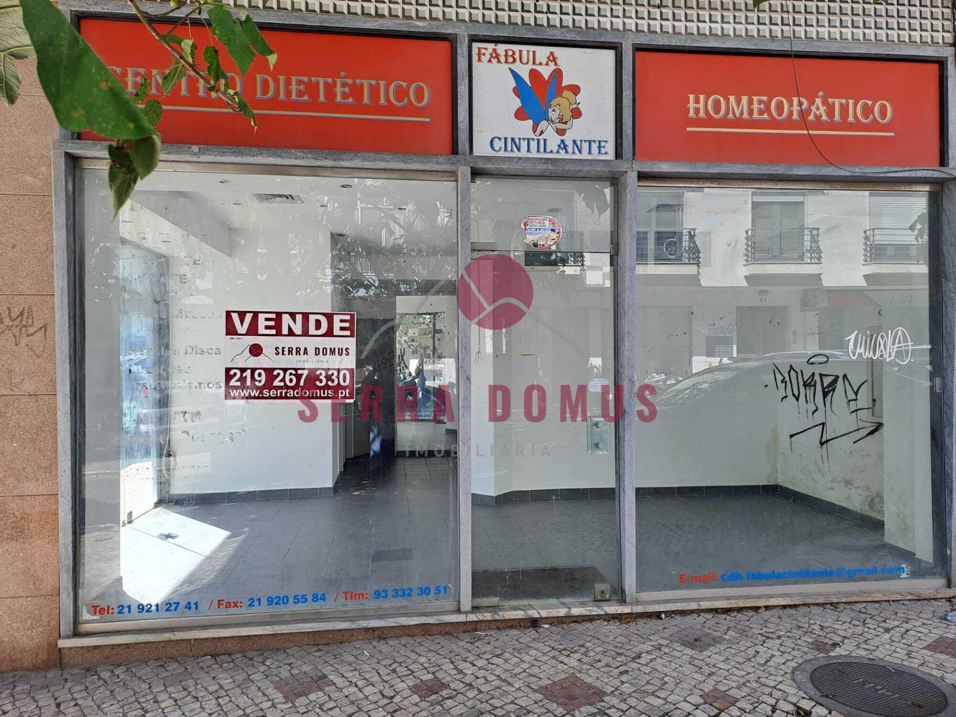 Loja Comercial para venda na Rua da Azenha em Mem Martins