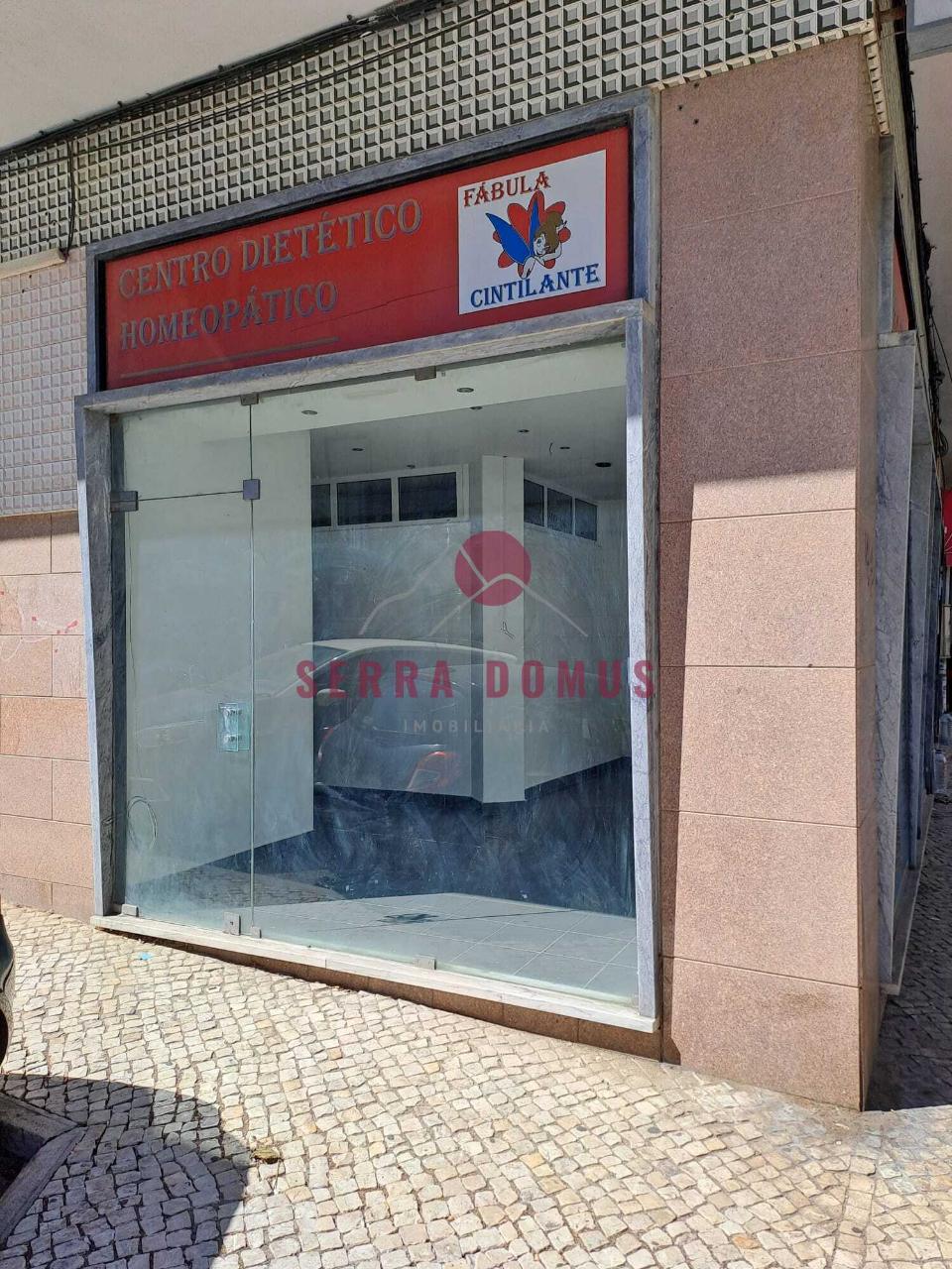 Loja Comercial para venda na Rua da Azenha em Mem Martins