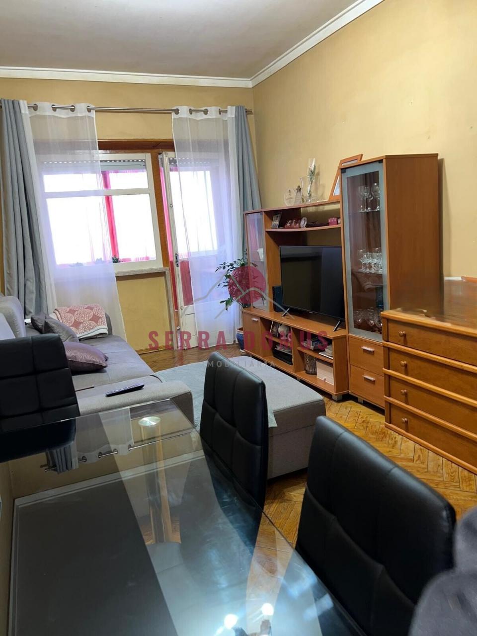 Simpático Apartamento T1, inserido em prédio calmo na Serra das Minas, freguesia de Rio de Mouro.