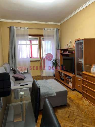 Simpático Apartamento T1, inserido em prédio calmo na Serra das Minas, freguesia de Rio de Mouro.