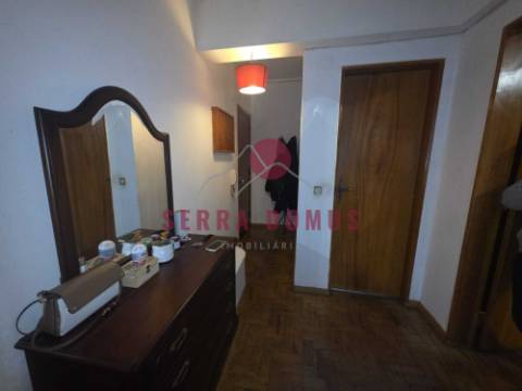 Simpático Apartamento T1, inserido em prédio calmo na Serra das Minas, freguesia de Rio de Mouro.