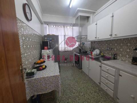 Simpático Apartamento T1, inserido em prédio calmo na Serra das Minas, freguesia de Rio de Mouro.