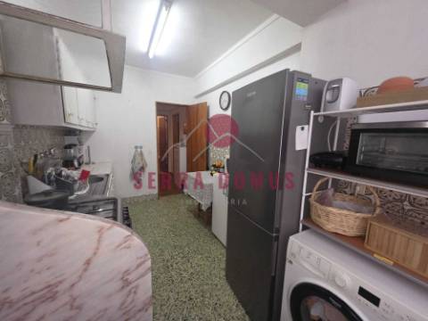 Simpático Apartamento T1, inserido em prédio calmo na Serra das Minas, freguesia de Rio de Mouro.