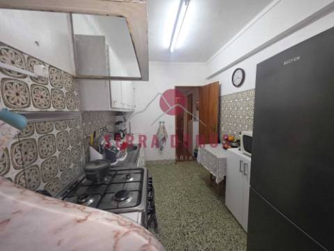 Simpático Apartamento T1, inserido em prédio calmo na Serra das Minas, freguesia de Rio de Mouro.
